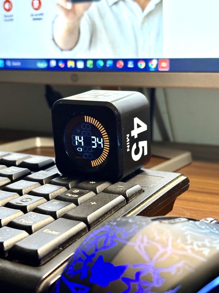কিবোর্ডের পাশে Black Pomodoro Timer — ২৫ মিনিটের ফোকাস সেশন