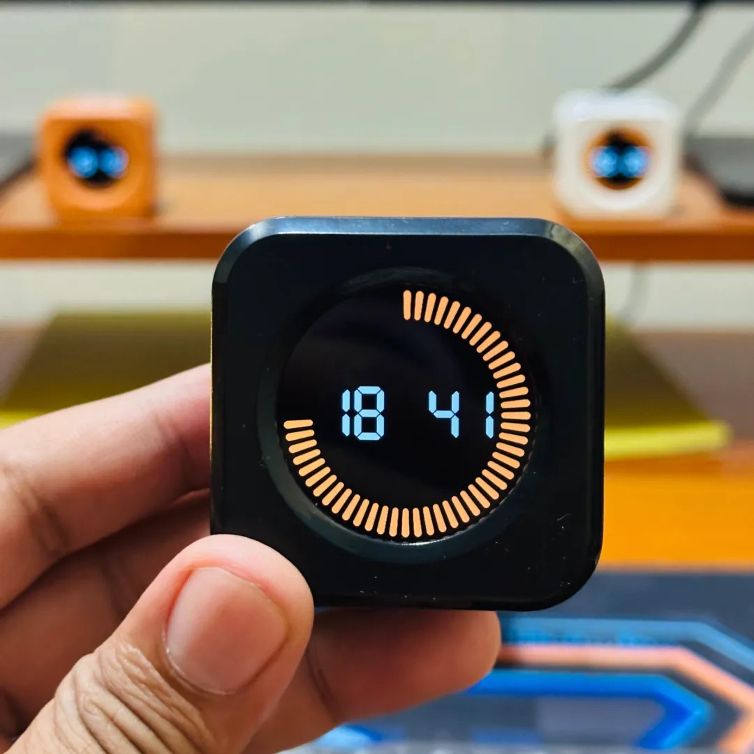 হাতে Black Pomodoro Timer — ফোকাস সেশন চলছে