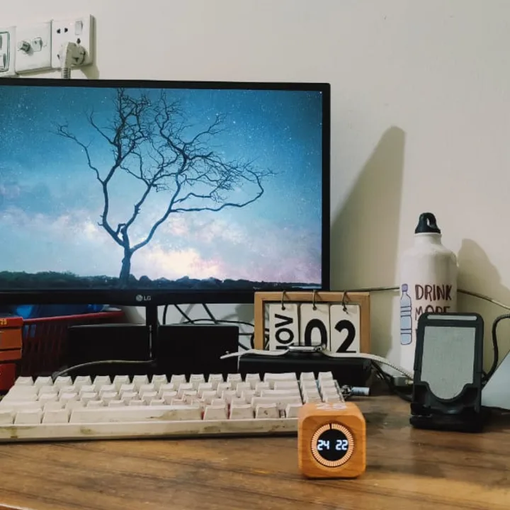 কম্পিউটার ডেস্ক সেটআপে Wooden Pomodoro Timer